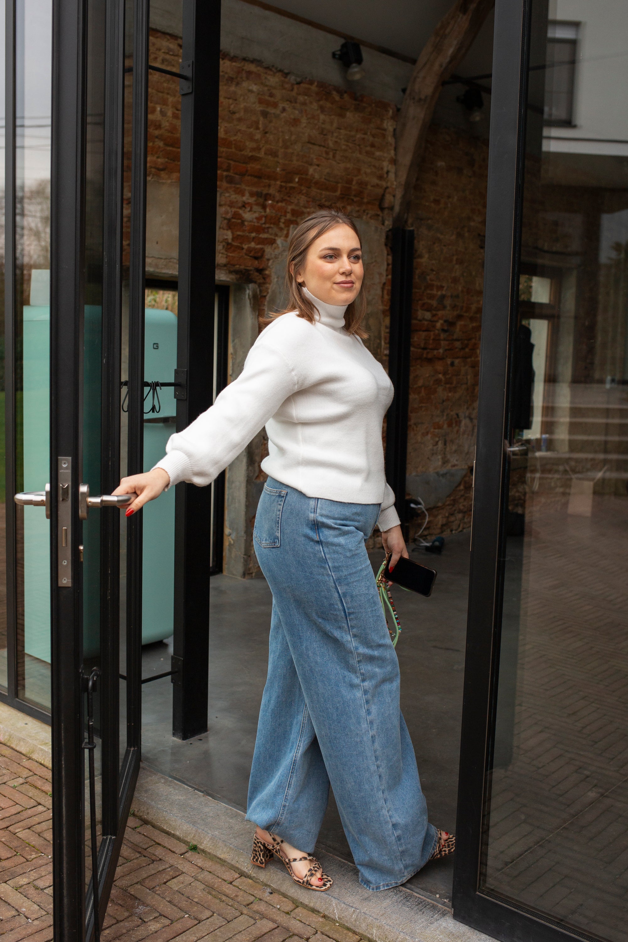 THE CLASSIC CUT JEANS