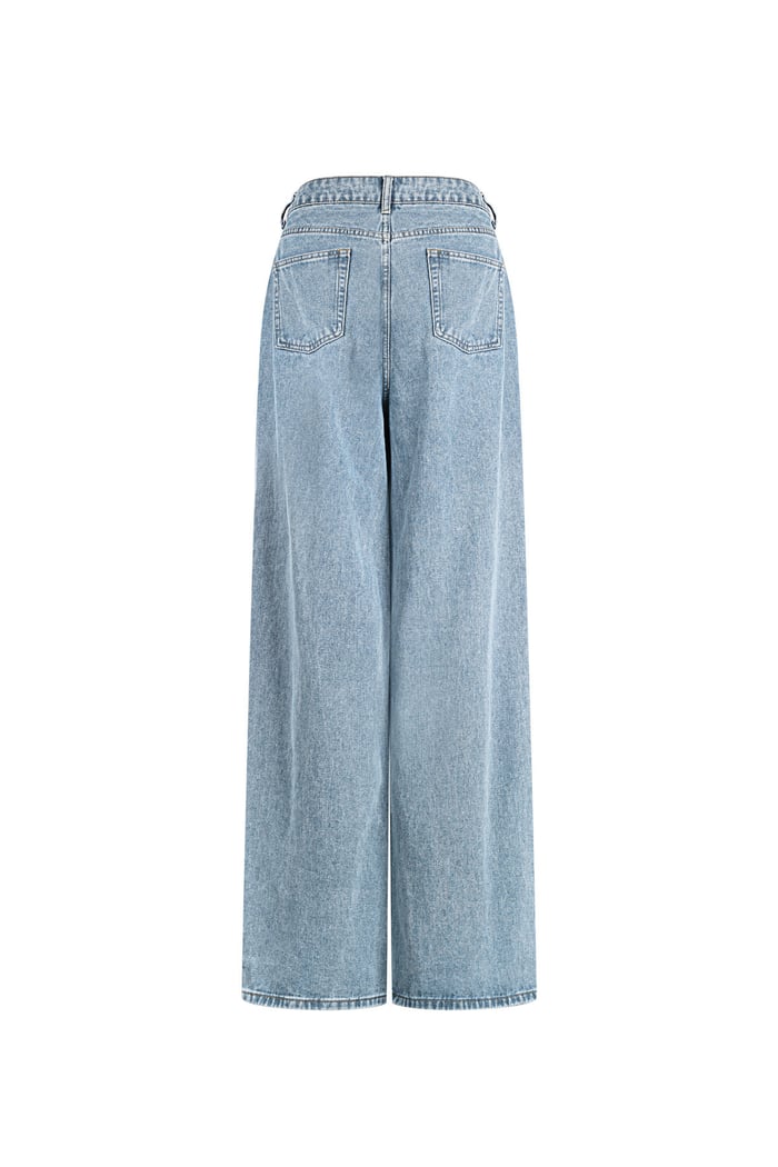 THE CLASSIC CUT JEANS